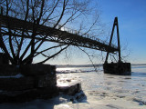 la passerelle de lAnse Brown sur fond de ciel bleu