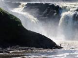 Un homme sur la pointe rocheuse