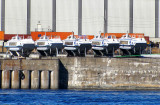 cinq bateaux mouches sur les quais