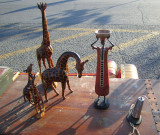 des giraffes sur un coffre