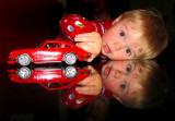 Félix et sa petite voiture rouge