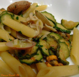 Pennette con zucchine e frutti di mare