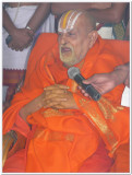 23-HHSri Sringam Andavan swamy delivering anugraha bAshanam.JPG