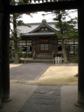 Main hall of Kaichō-ji from under the entrance gate