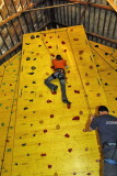 Hoch hinaus auf der Kletterwand bei  Mike Walter