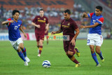 Carlos Tevez weaves past M. Shakir Shaari (17) and Azamuddin Mohd Akil (13)