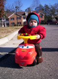 Moises Eduardo en su carrito recorriendo el hotel donde nos quedamos