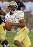 Jackets QB Tevin Washington looks to pitch on the run