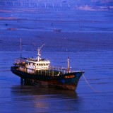 Ship on Blueish Sea Ž