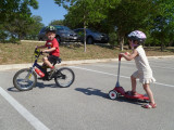 小朋友帶腳踏車和滑輪板到學校騎