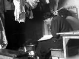 Lecture au coin du feu au refuge du Marcadau : Maïté et une amie.