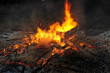 Beim abbrennenden Lagerfeuer