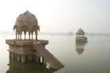 Lac artificiel prs de lentre principale du Fort Jaisalmer