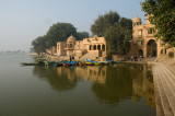 Lac artificiel prs de lentre principale du Fort Jaisalmer.