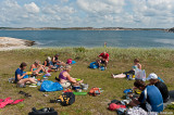 Lunchsittning på Långeskär.