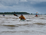 Efter en dags paddling i starka vindar surfade vi in till XX dr vi placerat en bil.