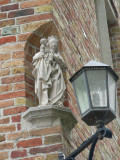 Staande Maria met Kind (koningin) - Schaarstraat 18