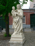 Staande Maria met Kind (koningin) - pleintje voor de Magdalenakerk