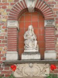 Zittende Maria met obstinatig Kind - Wijngaardstraat 8