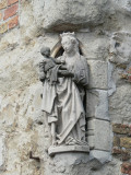 Staande Maria met Kind (koningin) - Wijnzakstraat 2