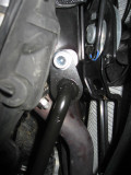 Right forward support bar connection to engine mounting bolt
