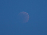 21:22 - Early totality - the right upper part of the moon is clearly brighter than the left lower side