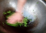 use bare hand to stir fry Chinese tea