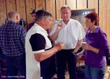 Jens, Erlan, Naimy fra styret i spent samtale mens de venter p opptak