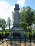 Witmarsum, Contourenkerkje 19 met monument Menno Simonsz [004], 2011.jpg