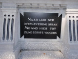 Witmarsum, Contourenkerkje 23 met monument Menno Simonsz [004], 2011.jpg