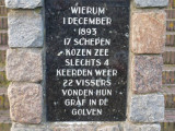Wierum, tekst monument bij NH kerk [004], 2008