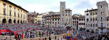 Panorama de la Piazza Grande avec tous les figurants et jouteurs