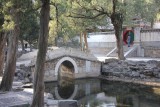 There, I saw a pond, a bridge and landscaping of the imperial garden.