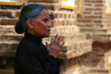 Prayer. Tran Quoc pagoda. Hano.