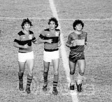 ZICO E CARPEGIANI RECEBEM MARADONA - FLA X BOCA 1982.jpg