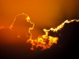 le soleil derrière les nuages