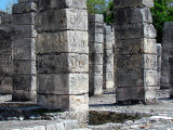 les colonnes carrées du temple des guerriers