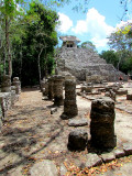 Colonnes et temple à Coba