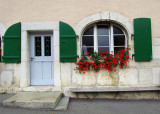 volets verts et graniums rouges
