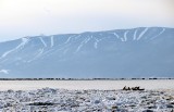 Le canot devant le massif