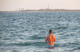 Le pêcheur devant l'ile au large