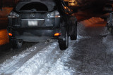 Un peu sur le trottoir un peu sur le banc de neige...