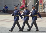 0024 Praag Burgt Slotplein Wisseling van de wacht.jpg