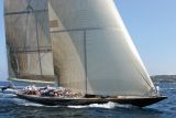 Arrivée de Velsheda. Il s'agit d'un voilier de la J class lancé en 1933 par le chantier Nicholson.
