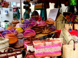 Sacs,paniers,plateaux  fromages sur le march de FIGEAC...Handbags, baskets, trays cheeses on the market FIGEAC ...