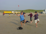 070703 Taiji les aan polen op het strand