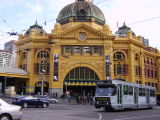 Una estaci de trens de Melbourne. Quedeu-vos amb els rellotges que marquen les hores darribada/sortida dels trens... genials!