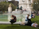 Madrid: Descansando en Plaza Espaa / Resting in Plaza Espaa