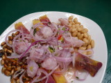 Rico ceviche, con canchita  y chifles.