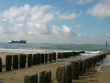 paalhoofd met schip op Westerschelde